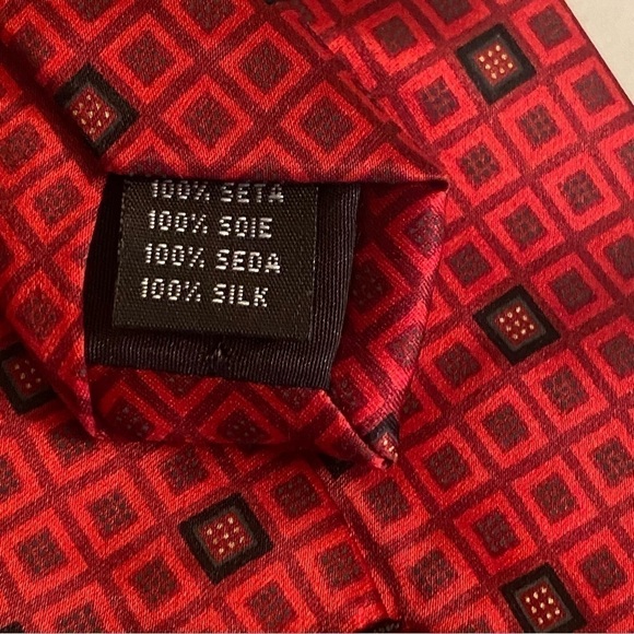 Kilburne & Finch Mens Neck Tie Red Geometric Print 100% Silk 59”X 4” - Picture 4 of 4